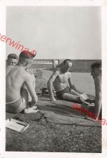 Nackte Soldaten beim Karten spielen an der Oka-Brücke in Orel Russland Ostfront