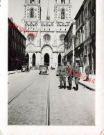 Deutsche Soldaten mit Kübelwagen an Kathedrale Orleans Frankreich