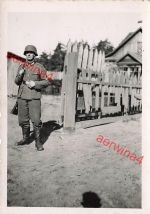 Deutscher Wachposten am Quartier in Luga Russland Ostfront