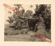 Deutsche Soldaten laden Feldgeschütz bei Luga Russland Ostfront