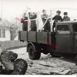 Deutsche Soldaten bauen Pritsche Planenaufbau LKW Magirus Serbien