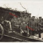 Fotokarte 1.WK deutsche Soldaten mit Granate am Geschütz Unterstand