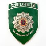 DDR VP Ehrenplakette Für vorbildliche Leistungen Volkspolizei Schutzpolizei Grün