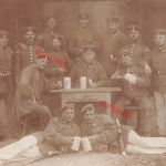 Foto-AK 1.WK bayr. Soldaten mit Reservistenkrügen Bajonett Lager Lechfeld