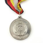DDR DFV Deutsche Meisterschaften Federball Siegermedaille in Silber 1989 am Band