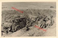 Funker mit Tornister-Funkanlage am Kübelwagen Horch Funkwagen Smolensk Russland