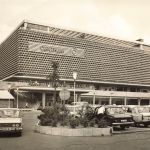 AK DDR Suhl Warenhaus Zentrum Oldtimer Thüringen Thüringer Wald 1974 Postkarte