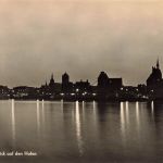 AK DDR Stralsund Blick auf den Hafen bei Nacht Mecköenburg-Vorpommern