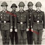 DDR NVA GT Foto Gruppenbild Unteroffizier Soldaten Stahlhelm Grenztruppen