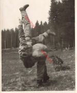 DDR NVA GT Foto Felddienst Soldaten beim Schulterwurf Mannschaft Grenztruppen