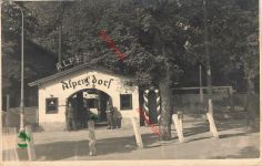Wachposten am Eingang vom Alpendorf Großfoto