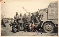 Gruppenfoto deutsche Soldaten an französischen Beute LKW Renault Großfoto