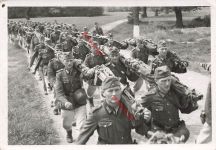 Marsch deutsche Soldaten mit Feldlafette für MG-34