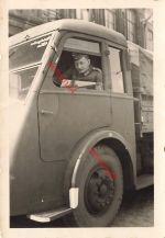 Deutscher Soldat mit französischer Beute LKW Ronault AGR Frankreich