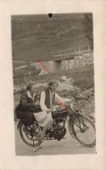 Hübsche Frauen auf Motorrad Stock 119R Dombirn Österreich 1927 Großfoto