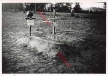 Deutsches Heldengrab Stahlhelm bei Roslawl Russland Ostfront