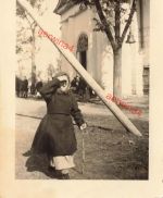 Frau im Sowjet-Paradies an Kirche Mohroz Ukraine Ostfront 1942