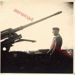 Deutscher Soldat Fliegerwache an der 3,7-cm-Flak