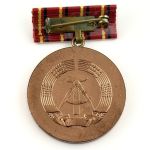 DDR Medaille Verdienter Aktivist mit Wappen