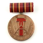 DDR Medaille Verdienter Aktivist mit Wappen