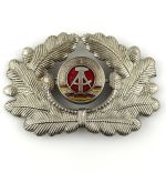 DDR NVA LaSK Mützenabzeichen Offiziere silberfarben Mützenkranz Korkade