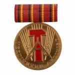 DDR Medaille Verdienter Aktivist mit Wappen