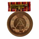 DDR Medaille Verdienter Aktivist mit Wappen