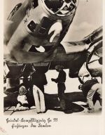 Fotokarte WW2 Kampfflugzeug Heinkel He 111 Einhängen der Bomben Fotokarte