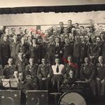 Foto WW2 Luftwaffen Soldaten mit Blitzmädel Feier Brüssel Belgien Großfoto