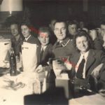 Foto WW2 Luftwaffen Soldaten mit Blitzmädel Feier Brüssel Belgien Großfoto