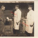 Foto-AK 1.WK Deutsche Feldköche bei der Essenausgabe an Soldaten Feldküche Front