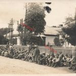 Foto-AK 1.WK gefangene Russen bewacht vor deutschen Fernsprech Station Rußland