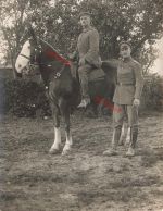 Foto-AK 1.WK Deutscher Offizier mit Eiserner Halbmond Orden beim Soldaten reiten