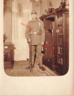 Foto-AK 1.WK Deutscher Soldat Pickelhaube Preussen am Buffet Schrank