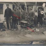 Foto-AK 1.WK Deutsche Soldaten beim Kochen mit Russen Quartier Ostfront