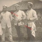 Foto-AK 1.WK Sanitäter mit Rot-Kreuz Mütze Ostfront