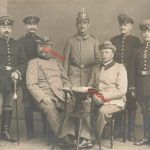 Foto-AK 1.WK Deutsche Soldaten EK-2 Verleihung mit Soldat Preussen Tschako
