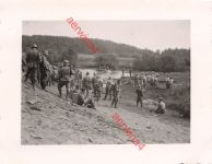 Deutsche Soldaten I.R. 119 mit Munitionskisten am Aisne Übergang Frankreich