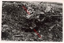 Deutscher Soldat im Schützenloch beim Angriff Chemin des Dames Frankreich