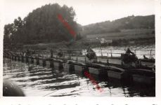 Deutsche Kradschützen überqueren Aisne-Behelfsbrücke Frankreich
