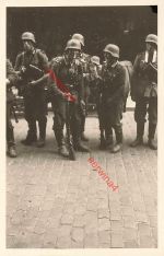 Vormarsch auf Venlo Holland Deutsche Soldaten Stahlhelm Gewehr Ausrüstung