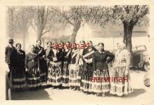 Gruppenfoto kroatische Frauen an deutschen PKW Kroatien