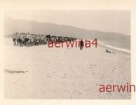 Appell nackte Soldaten mit Pferden am Strand bei Saloniki Griechenland