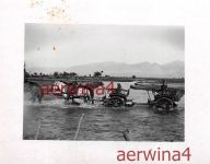 Deutsche Soldaten überqueren Fluß mit Protze Wagen Griechenland