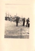 Ital. Kreuzer mit Matrosen Hafen Trapani Sizilien Italien