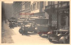 Deutsche Fahrzeugen vor Quartier in Prag Tschechien