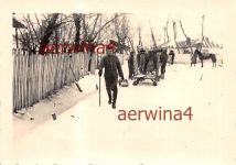 deutscher Gefreiter beim Eierkauf in Flamanda Rumänien