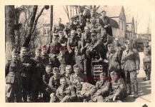 Soldaten vor tschechischen Panzer PzKpfw.38 Sudetenland