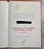 DDR Vorbildlicher Übungsleiter DTSB, Aufnäher/Stoffabzeichen + Urkunde