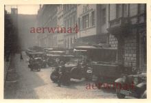 Kübelwagen Wanderer am Quartier in Prag Tschechien